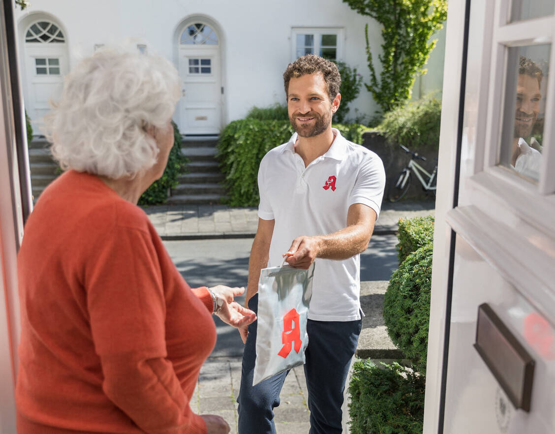 Beim Botendienst durch die Apotheke wird darauf geachtet, dass die ausgelieferten Medikamente nicht zu warm werden. Das können Personen wie Senioren nutzen, die besonders empfindlich auf Hitze reagieren und bei Hitzewellen besser in ihrer kühlen Wohnung bleiben sollten. / © ABDA
