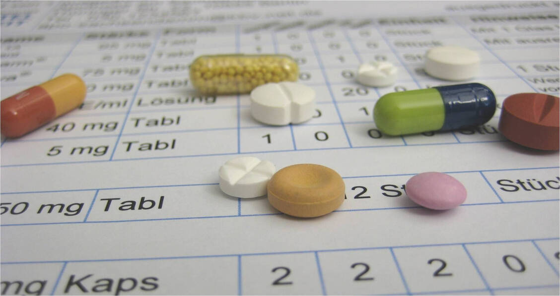 Wer so viele Medikamente einnimmt, profitiert mit Sicherheit von einer Medikationsanalyse in der Apotheke.  / Foto: ABDA/Strunz