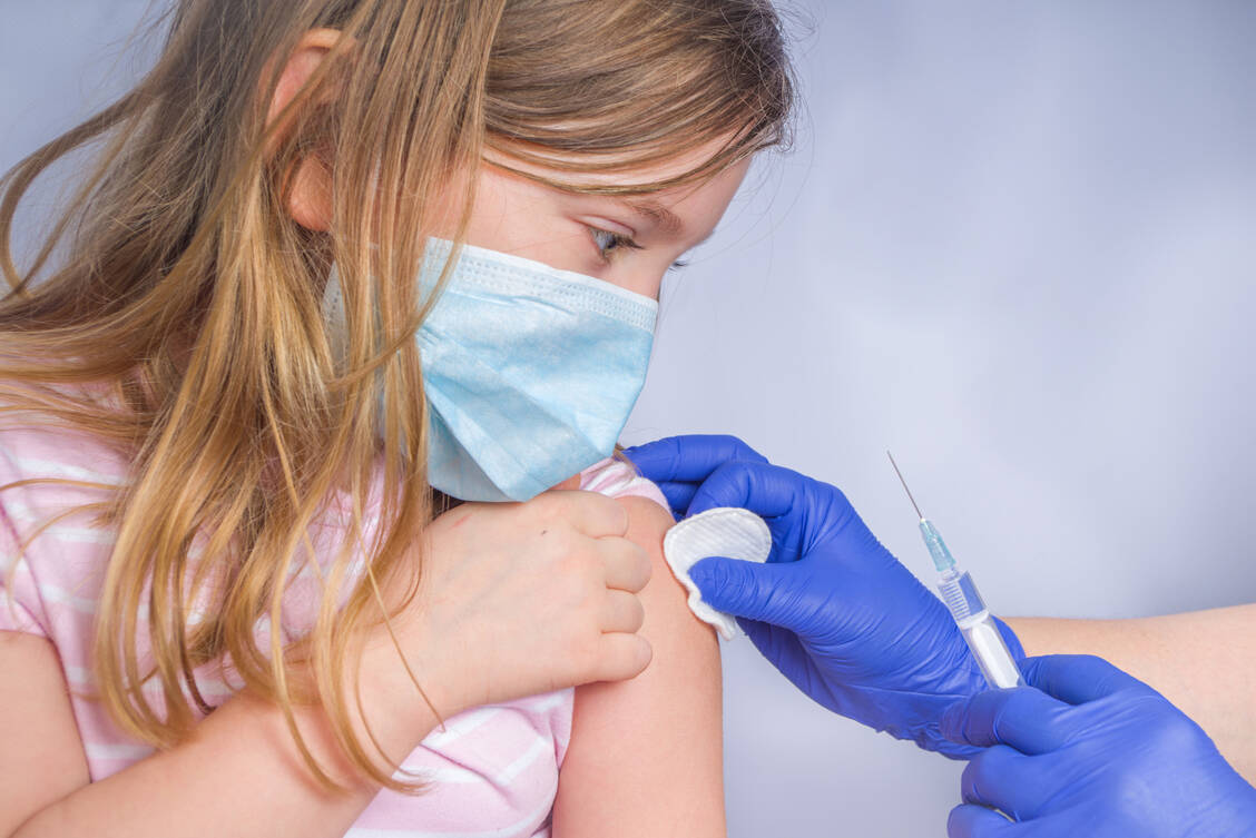 Bald könnte auch ein Covid-19-Impfstoff für Kinder zwischen fünf und elf Jahren vorliegen – erste positive Studiendaten veröffentlichten heute die Unternehmen Biontech und Pfizer.  / Foto: Adobe Stock/ricka_kinamoto