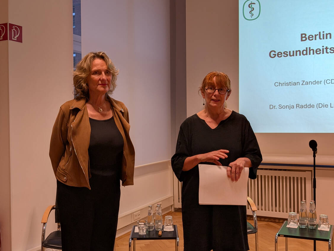 Andrea Lietz-Partzsch (links) und Anke Rüdinger begrüßten gemeinsam die Gäste. / © PZ/Brockfeld