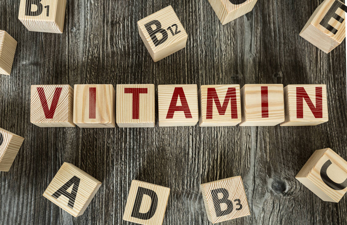 Wenn es keinen besonderen Anlass gibt, müssen laut einem Bericht im Auftrag des IQWiG bei Älteren nicht regelmäßig die Vitamin-D- und -B<sub>12</sub>-Spiegel kontrolliert werden. / Foto: Adobe Stock/gustavofrazao