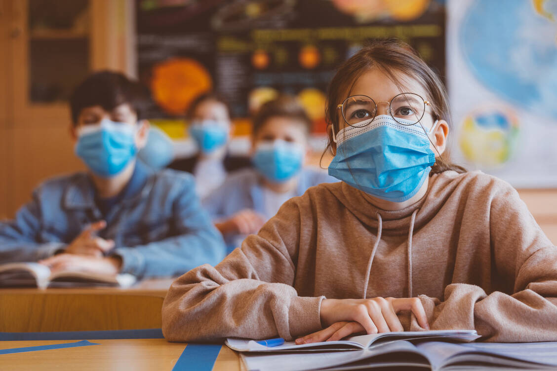 Eine aktuelle Studie ergab ein sehr hohes Risiko für eine SARS-CoV-2-Infektion, wenn keine Masken getragen werden. Die Autoren merken daher an, dass das Maske-Tragen an Schulen und auch generell »eine gute Idee« sei. / Foto: Getty Images/izusek