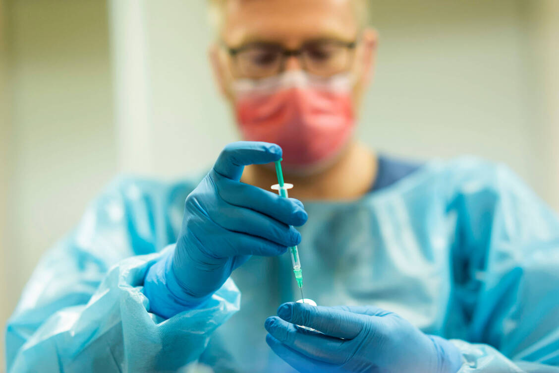 Bereits geschulte Apotheker dürfen sofort losimpfen, allerdings nur unter den richtigen Rahmenbedingungen. / Foto: Imago Images/Sylvio Dittrich