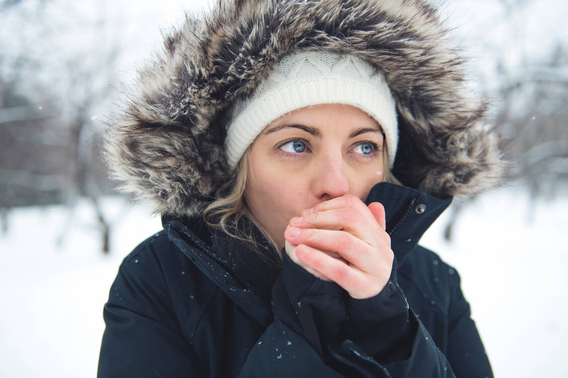 Niedrige Temperaturen können für Menschen mit der seltenen Kälteagglutininkrankheit gefährlich werden. Denn bei ihnen greift das Immunsystem ab Temperaturen unter 37 °C mit sogenannten Kälteagglutininen die Erythrozyten an. / Foto: Adobe Stock/pololia