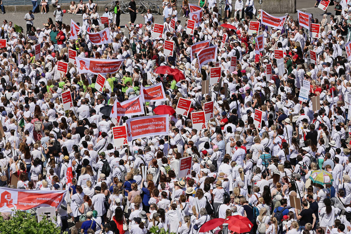 Mehr als 7500 Menschen nahmen an der Protestaktion teil. / Foto: AVNR/Alois Müller