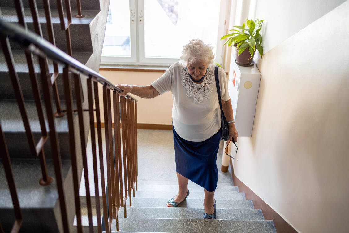 Für Patienten mit Herzinsuffizienz kann Treppensteigen zur Herausforderung werden. / Foto: Adobe Stock/pikselstock