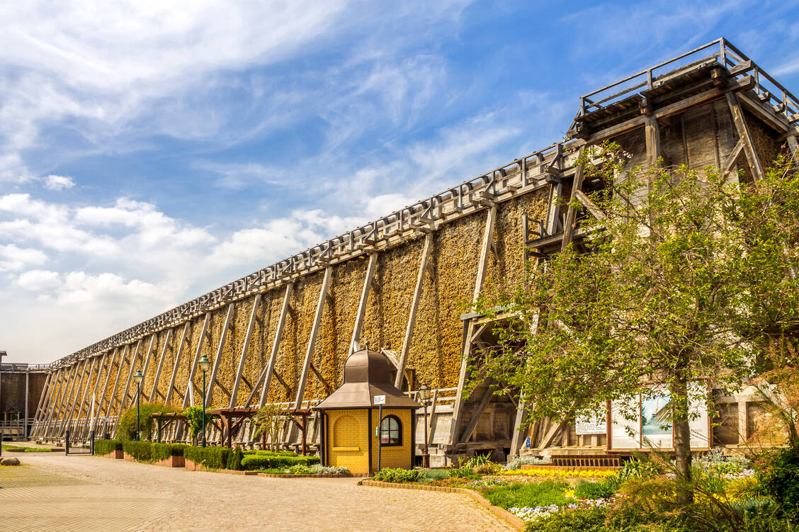 In Deutschland sorgen rund 50 Gradierwerke für gute Luft f ür Menschen mit Atemwegserkrankungen. Hier zu sehen ist das längste Gradierwerk Deutschlands in Bad Dürrenberg. / Foto: Adobe Stock/pure-life-pictures
