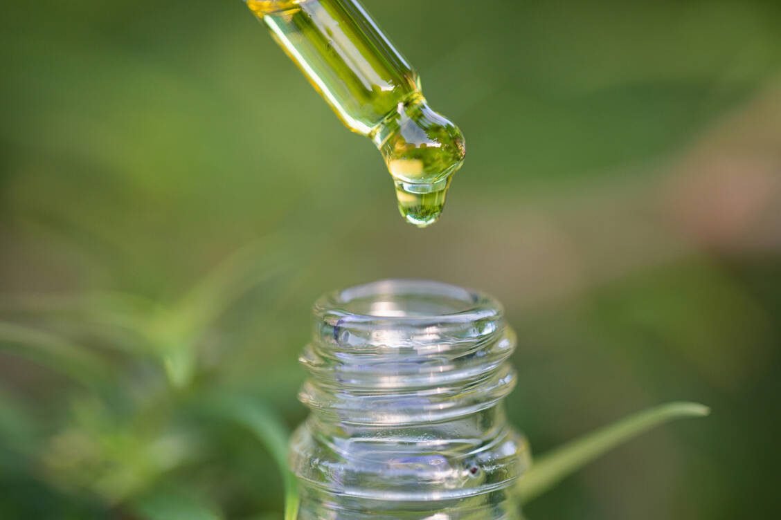 Cannabinoide kommen bei Kindern etwa bei therapieresistenter Epilepsie oder Übelkeit infolge einer Chemotherapie zum Einsatz. / © Getty Images/Tinnakorn Jorruang
