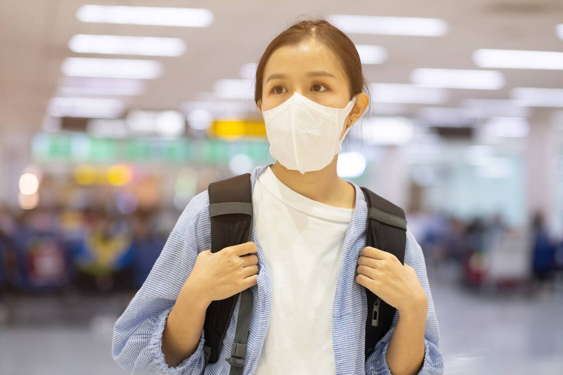Mittlerweile haben viele Fluglinien ihre Direktverbindungen nach China gestrichen. An Flughäfen sieht man viele Reisende mit Mundschutz – auch wenn der Nutzen dieser Maßnahme für den Selbstschutz einer Ansteckung fraglich ist. / Foto: Adobe Stock/thanakorn