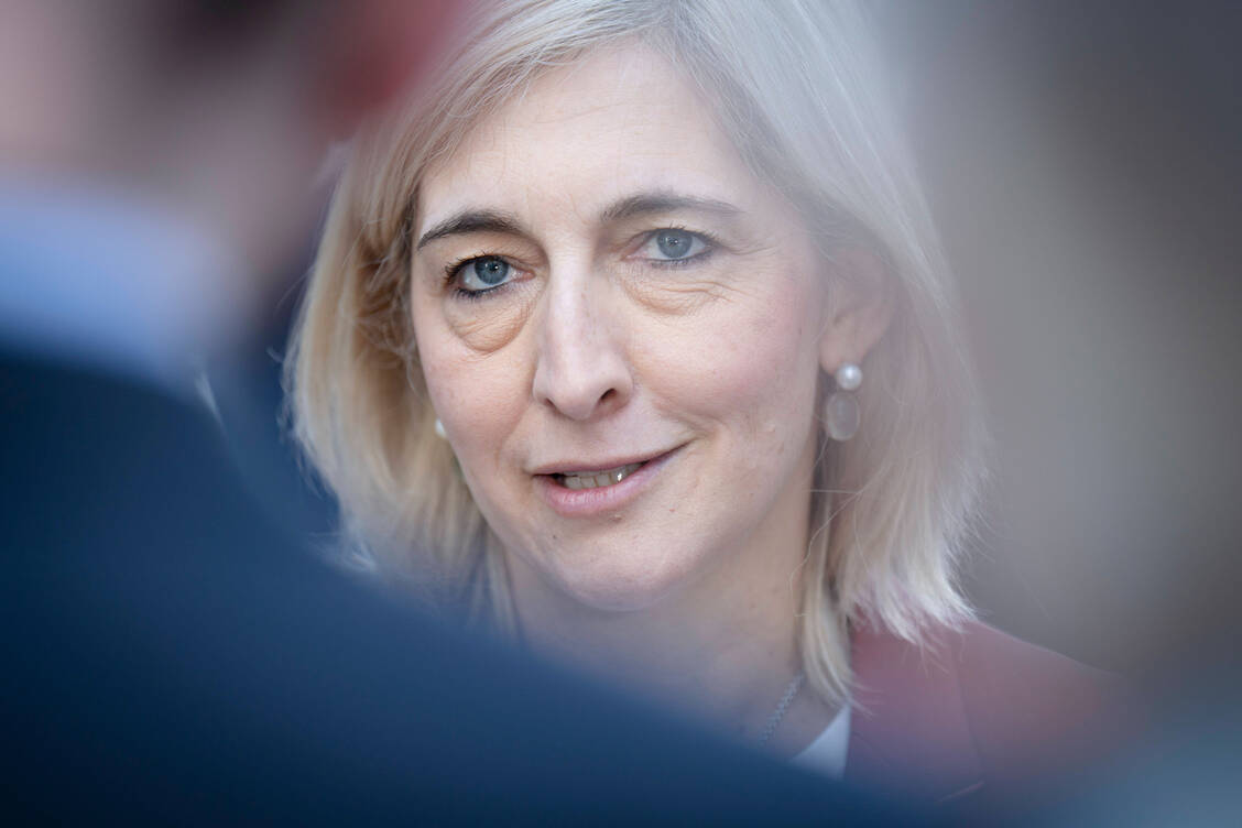 Bundesgesundheitsministerin Nina Warken (CDU) will die Pflegeversicherung finanziell entlasten. / © IMAGO/Bernd Elmenthaler