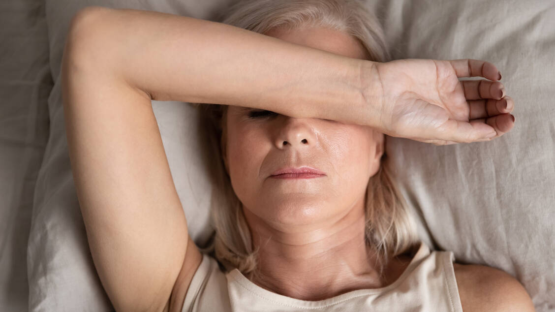 Unter Schlaflosigkeit und Nachtschweiß leiden viele Frauen in den Wechseljahren nicht nur im Hochsommer. / Foto: Getty Images/fizkes