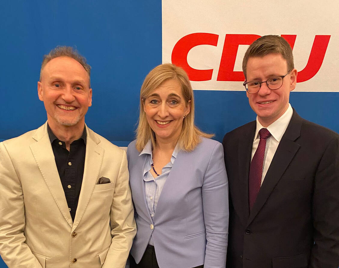 v.l.n.r.: Apotheker Christoph Schostek, Bundesgesundheitsministerin Nina Warken, MdB Daniel Kölbl (CDU). / © AKSH