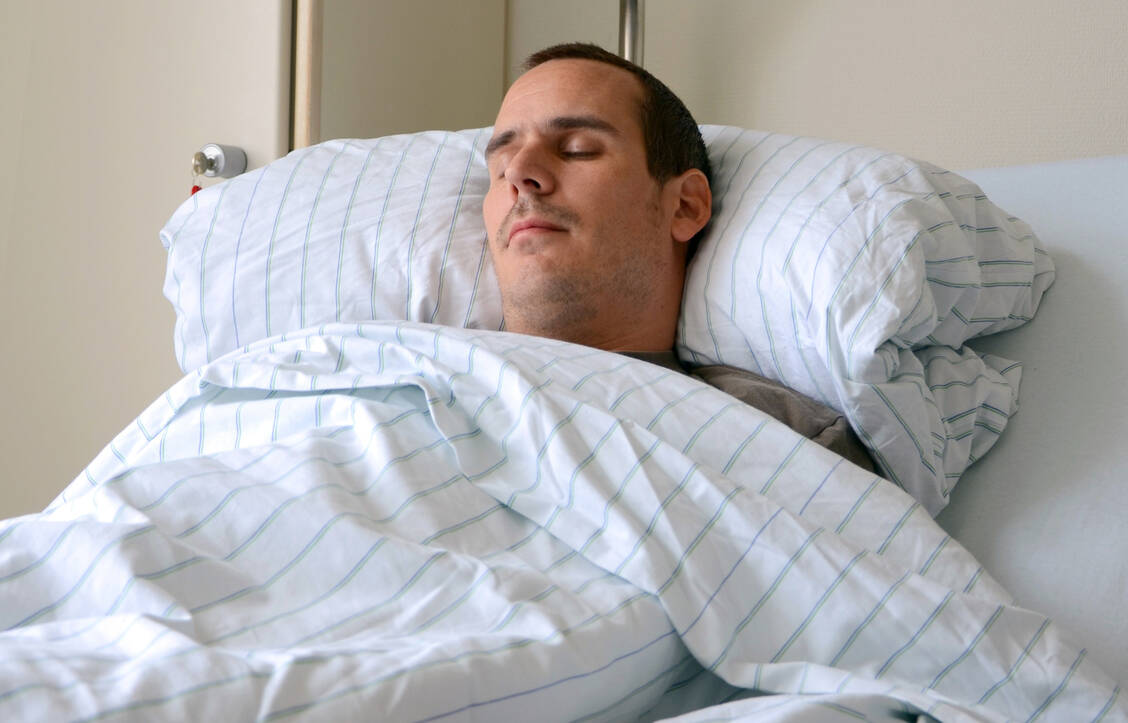 Traumata, Operationen und Krankenhausaufenthalte sind Risikofaktoren für eine Entgleisung des Immunsystems – auch bei jüngeren Menschen. / © Adobe Stock/S. Kobold