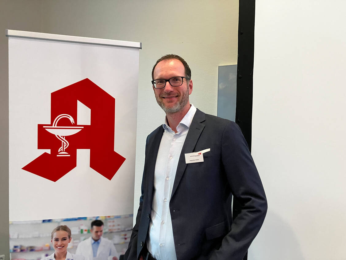 Sebastian Köhler wurde mit großer Mehrheit zum neuen Präsidenten der Apothekerkammer Bremen gewählt. / © PZ/Daniela Hüttemann