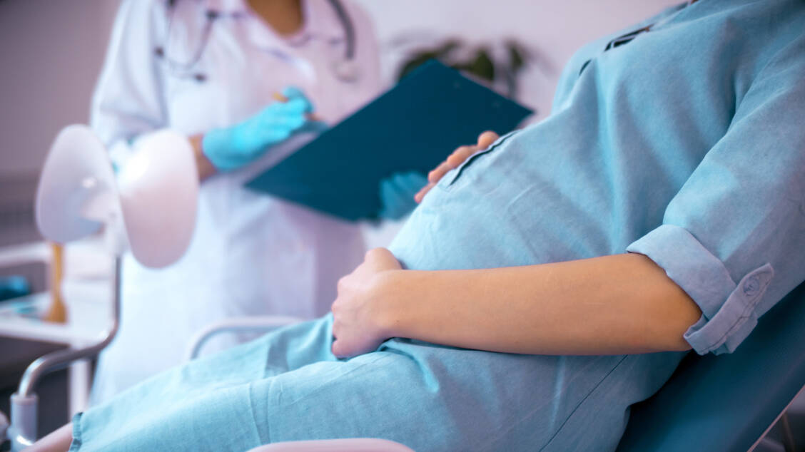 Bei Verdacht auf eine Herpes-Infektion sollten schwangere Frauen immer ihren Arzt konsultieren. / © Shutterstock/Alex_Maryna