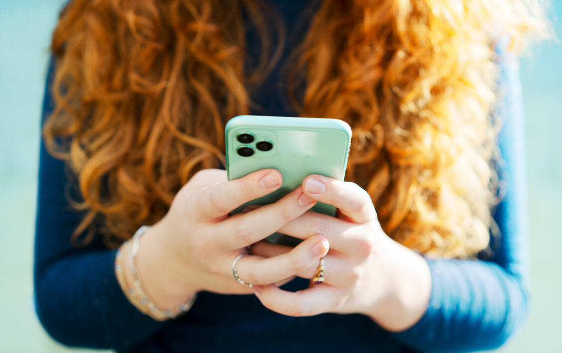 Die EUDI-Wallet soll es möglich machen: Das Smartphone wird zum digitalen Identifikationstool. / © Getty Images/Tim Robberts