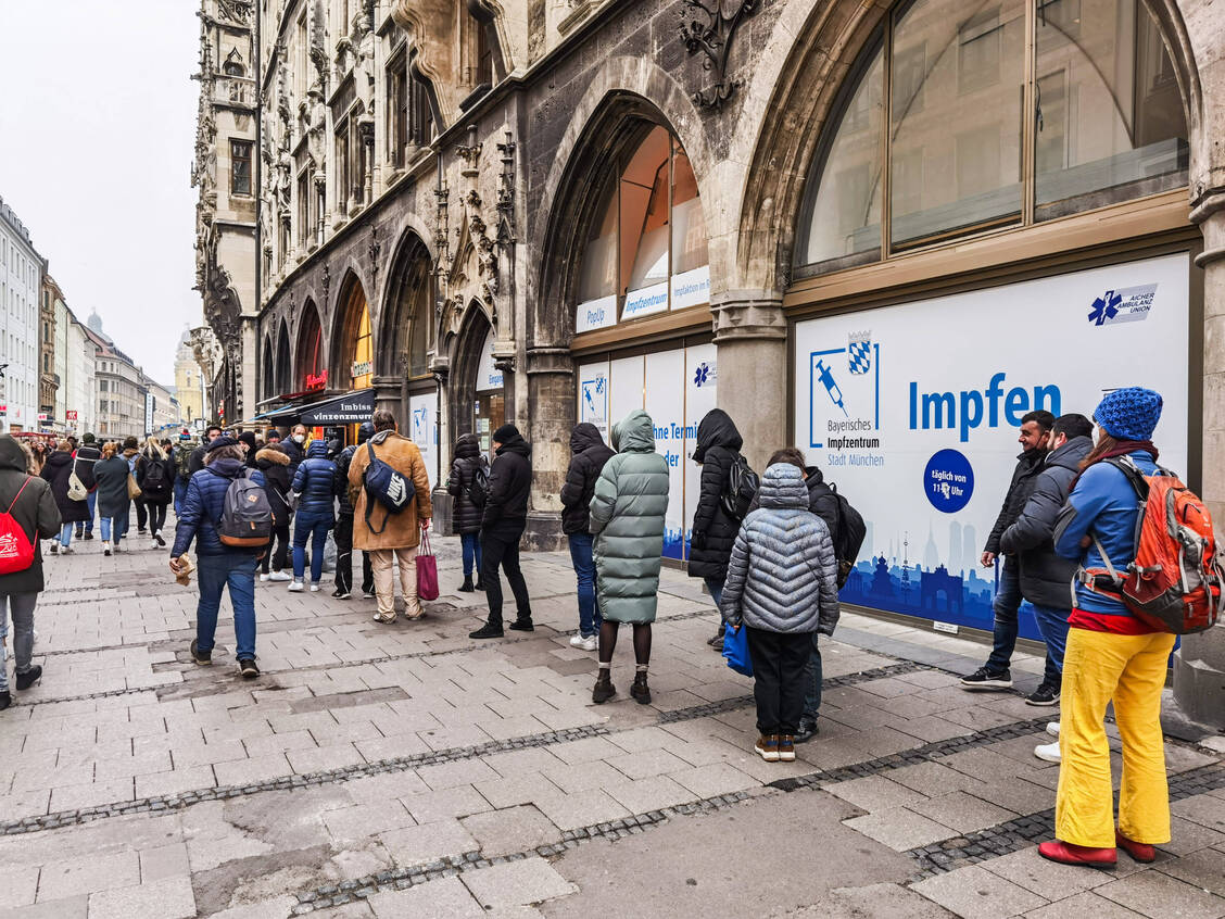 Lange Schlangen: Das Interesse an der Covid-19-Impfung ist inzwischen wieder groß.  / Foto: Imago Images/ZUMA Wire