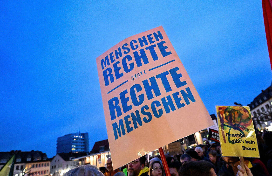 Elisabeth Kutter von der Panda-Apotheke an der Radrennbahn in Bielefeld lässt sich nicht von AfD-Anhängenden einschüchtern. / © Imago / Patrick Scheiber