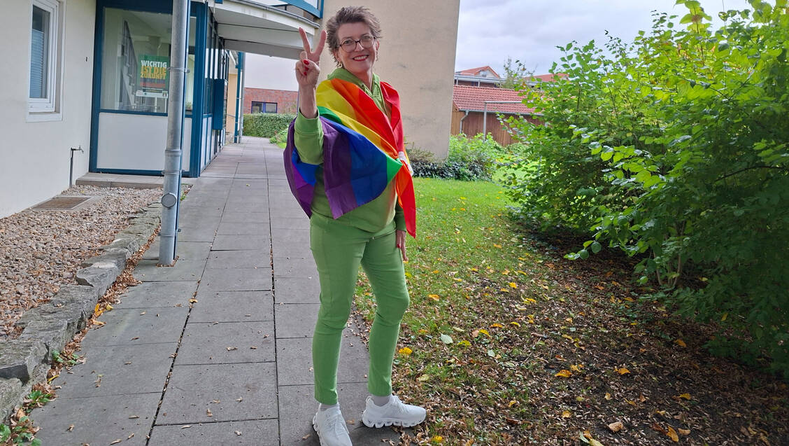 Elisabeth Kutter, Inhaberin der Panda-Apotheke an der Radrennbahn in Bielefeld, hat eine klare Botschaft an Anhängende der Alternative für Deutschland (AfD): »Bitte meide meine Apotheke«. / © Panda-Apotheke an der Radrennbahn