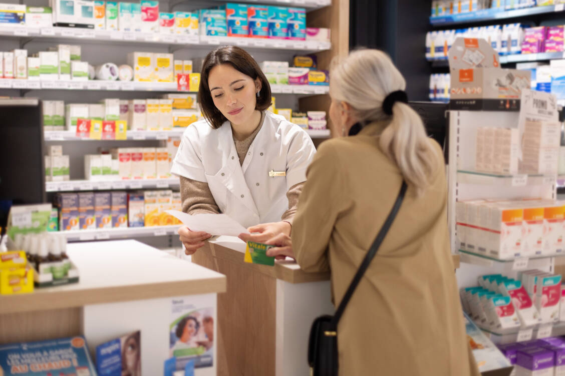 Apotheken sind verpflichtet, die Zuzahlungen auf Rx-Arzneimittel einzuziehen. Viele Menschen wissen gar nicht, dass die Beträge den Kassen zugutekommen und nicht den Apotheken. / © Getty Images/Catherine Delahaye