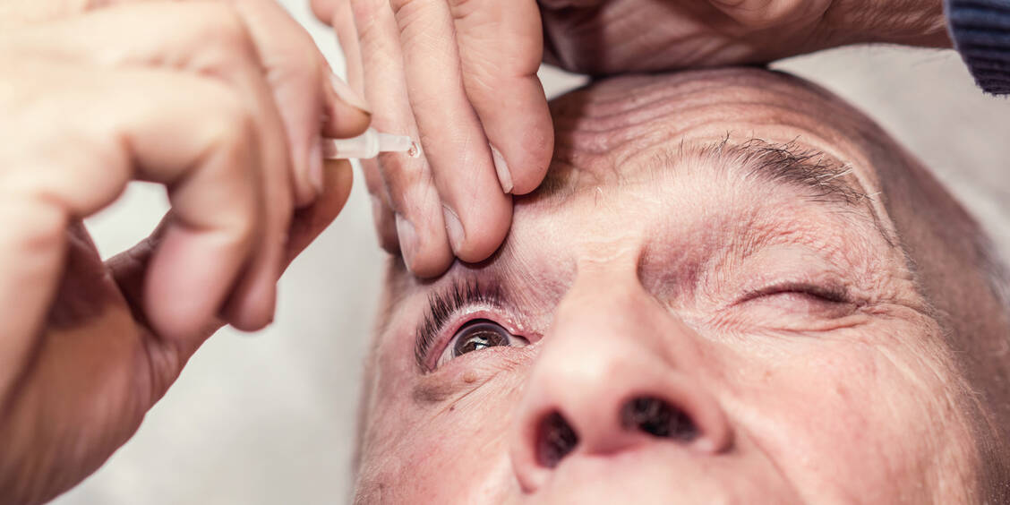 Ob dieser Tropfen wohl ins Auge geht? / Foto: Adobe Stock/Bonsales