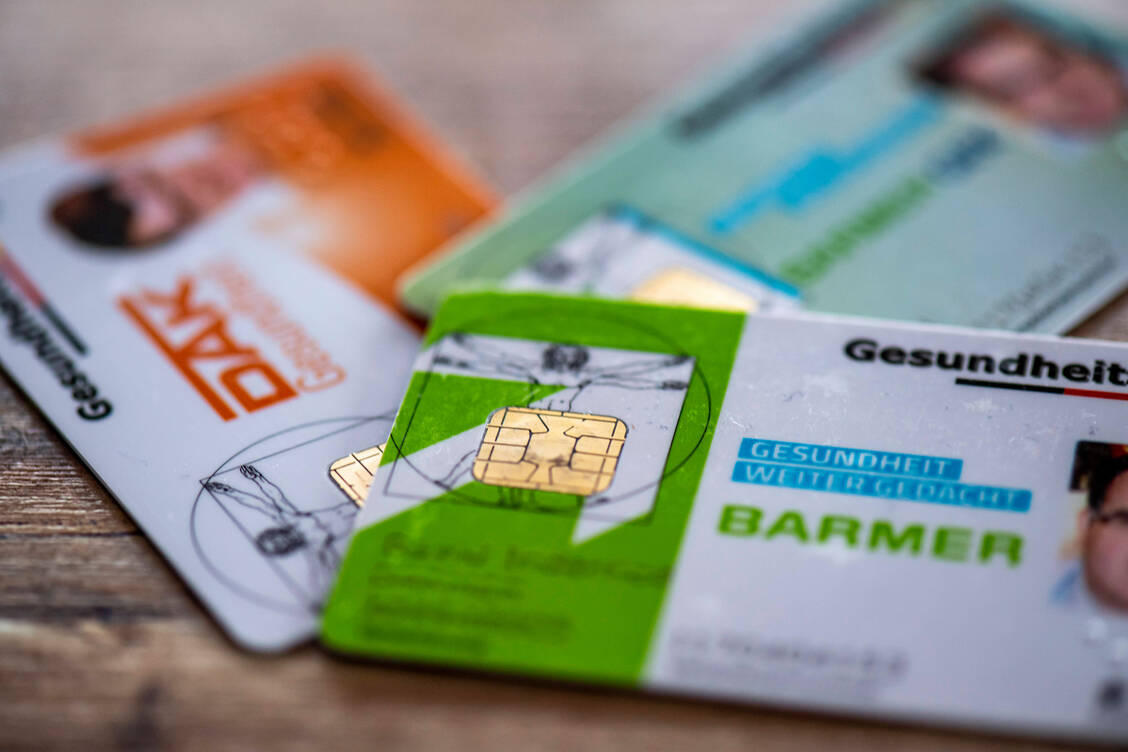 Das E-Rezept könnte recht problemlos über die elektronische Gesundheitskarte (EGK) freigegeben werden. Doch die Arzneimittel-Versandhändler blockieren diesen Vorgang. / Foto: imago images/Kirchner-Media