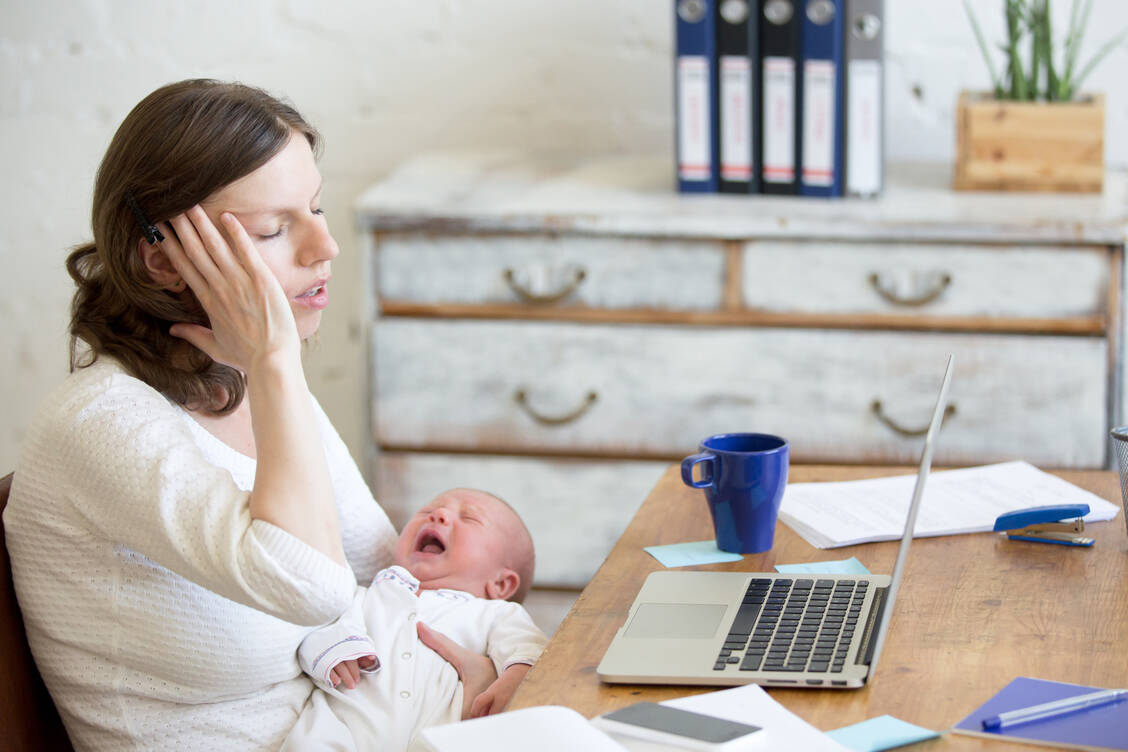 Wichtig für die stillende Mutter ist Ruhe, nicht zuletzt, da Stress Milchstau und Brustentzündungen verursachen und fördern kann. / Foto: Adobe Stock/fizkes