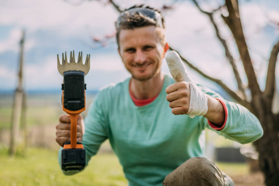 Verletzungen beim Heimwerken und im Garten bergen potenziell die Gefahr einer Tetanusinfektion. Die Impfung sollte daher laut Empfehlung der STIKO alle zehn Jahre und bei Bedarf aufgefrischt werden. / Foto: Getty Images/SimonSkafar