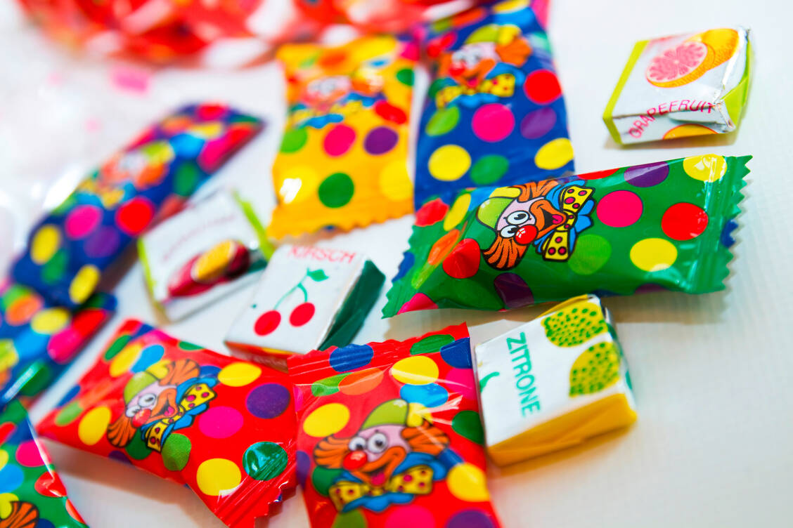 Für Kinder vollkommen unverständlich: Zu Karneval sammeln sie tütenweise Süßigkeiten, doch traditionell folgt die Fastenzeit, in der zumindest viele Erwachsene auf Zucker verzichten wollen. / Foto: Adobe Stock/Elisabeth