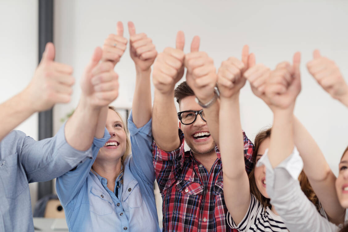 Daumen hoch für die »besten Ausbildungsapotheken 2019«. Pharmazeuten im Praktikum legen besonders Wert auf persönliche Betreuung und strukturierte Ausbildung.  / Foto: Adobe Stock / contrastwerkstatt