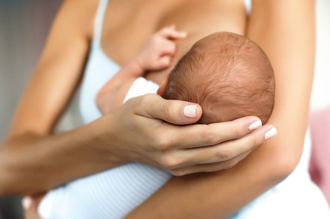 Forscher haben erstmals RNA des neuartigen Coronavirus in der Muttermilch einer Frau nachgewiesen. / Foto: Shutterstock/HTeam