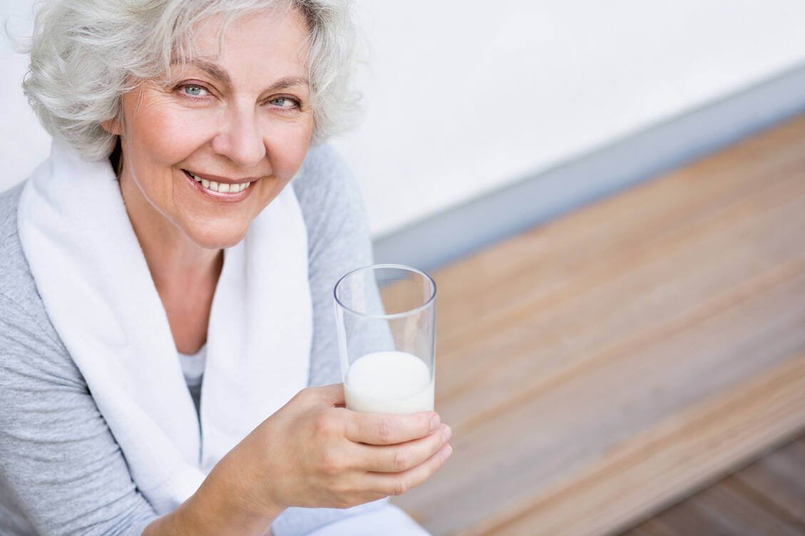 Frauen sind vor allem nach der Menopause gefährdet für Knochenschwund und -brüche. Reichliche Calcium-Zufuhr ist unbedingt angebracht. / Foto: Adobe Stock/jd-photodesign