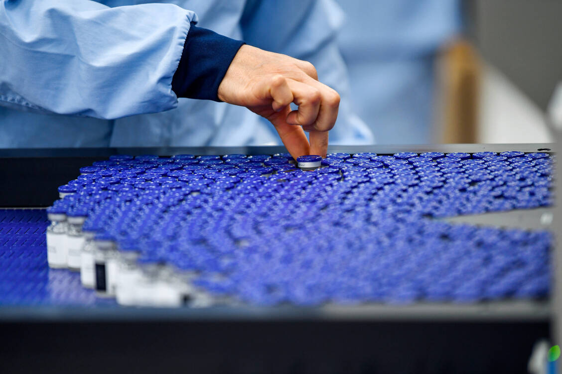 Die Impfstoff-Produktion läuft mittlerweile vielerorts auf Hochtouren. / Foto: Getty Images/Bloomberg Creative