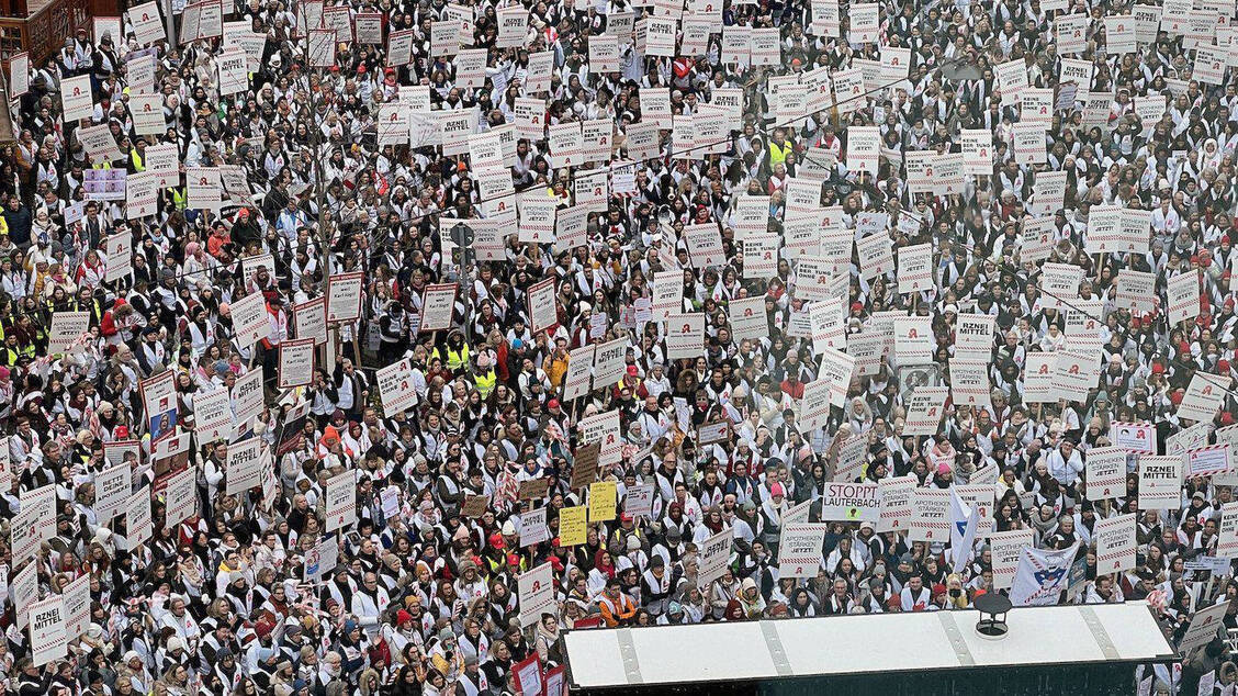 Die Apothekerschaft will ihren Forderungen nach einer Honorarerhöhung erneut Nachdruck verleihen. / © BAV