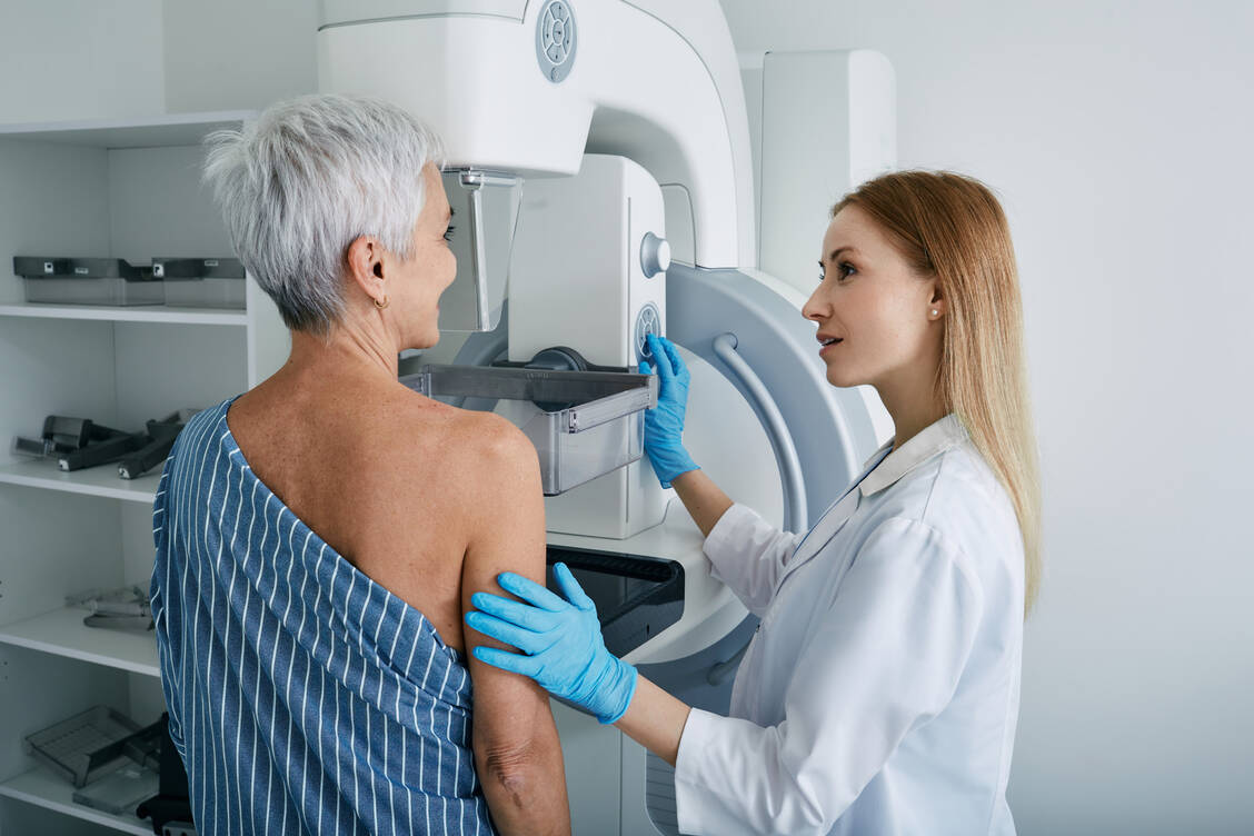 Bislang wurde nur Frauen zwischen 50 und 69 Jahren alle zwei Jahre eine Röntgen-Untersuchung (Mammografie) zur Brustkrebs-Früherkennung angeboten. / Foto: Getty Images/ peakSTOCK/Artemenko_Daria