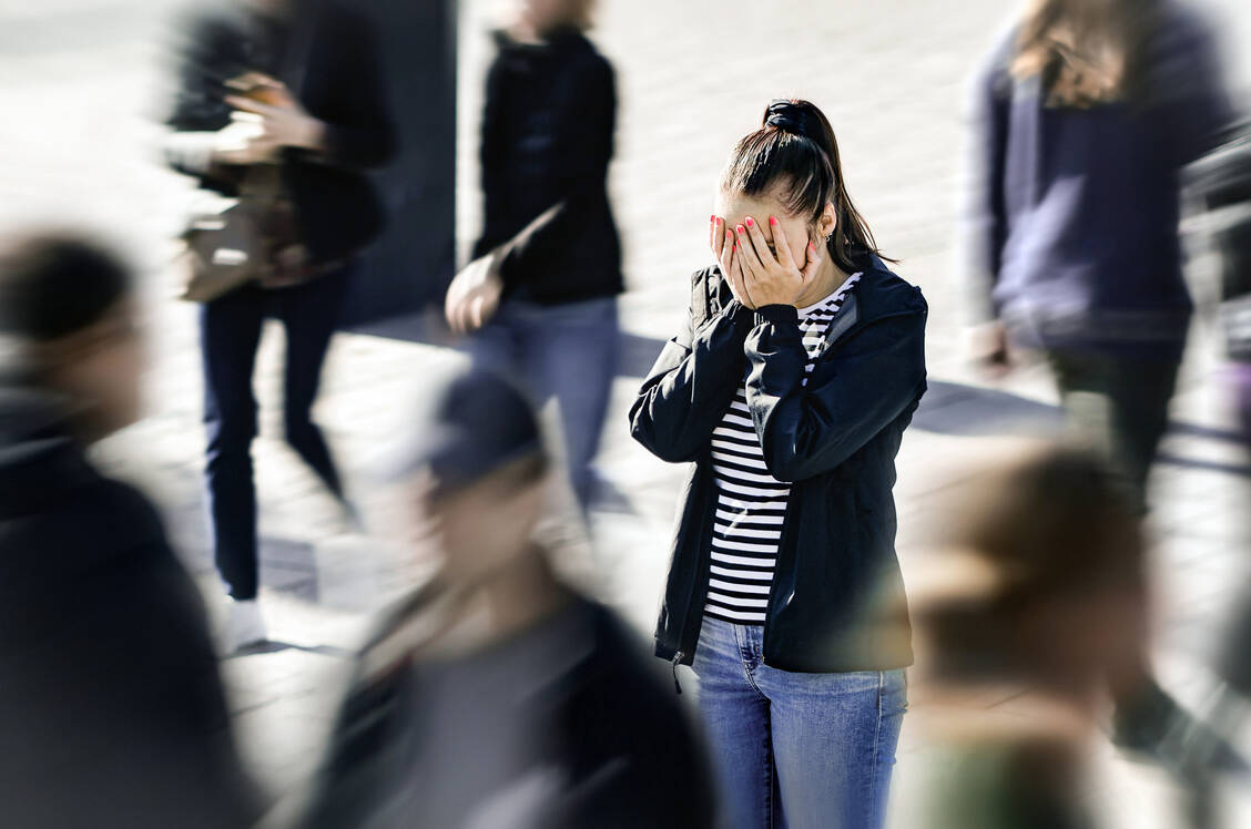 Menschen mit schweren psychischen Erkrankungen sind im Alltag oft überfordert. Dies betrifft auch die Fürsorge für ihre Gesundheit. / © Adobe Stock/terovesalainen