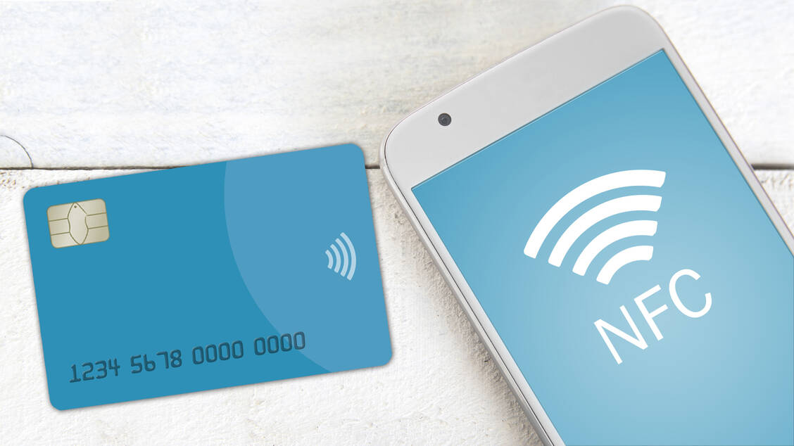 Um die E-Rezept-App der Gematik nutzen zu können, benötigen die Patienten ein NFC-fähiges Smartphone mit mindestens iOS 14 oder Android 6. / Foto: Adobe Stock/JuanCi Studio