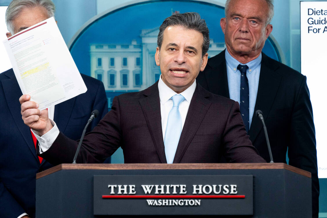 Der bisherige FDA-Chef Marty Makary bei einer Pressekonferenz im Weißen Haus im Januar 2026. Im Hintergrund: Gesundheitsminister Robert F. Kennedy Jr. / © Imago/ZUMA Press Wire