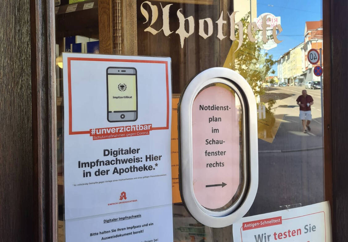 Erst 18 Euro, dann 6 Euro: Ab 8. Juli sollen Apotheken nach Plänen aus dem BMG weniger Geld bekommen, wenn sie einen digitalen Impfnachweis erstellen. Beifall kommt aus dem Lager der Krankenkassen.  / Foto: Imago images/7aktuell