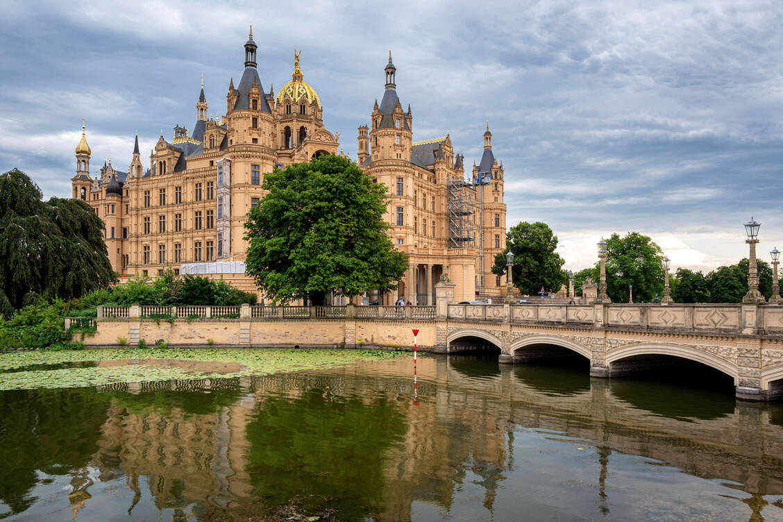 Der Landtag in Mecklenburg-Vorpommern tagt im Schweriner Schloss. Wie das kommende Parlament besetzt wird, entscheidet sich am Sonntag. / Foto: Imago Images/imagebroker