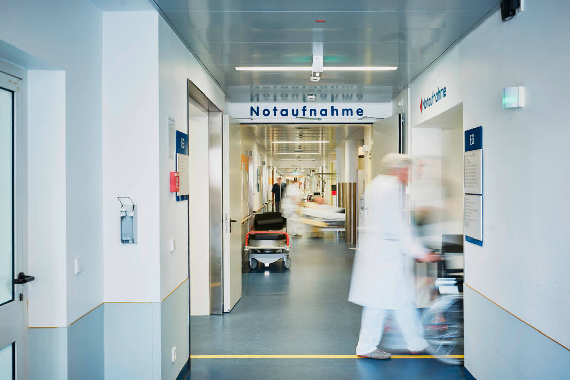 In vielen Krankenhäusern sind die Notaufnahmen überlastet. / © Adobe Stock/upixa