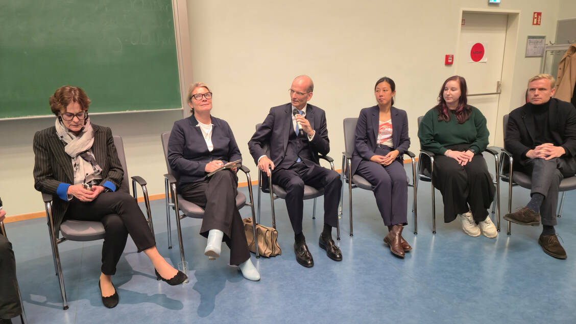 Diskutierten über den Studienstandort Mecklenburg-Vorpommern: Christiane Stehle (UMR), Simone Borchardt (CDU), Bernd Krause (OMR), Chia-Jung Busch (OMG), Wiebke Kragl (Onko-Beirat) und Robert Seele (Novartis). / © CCC-MV