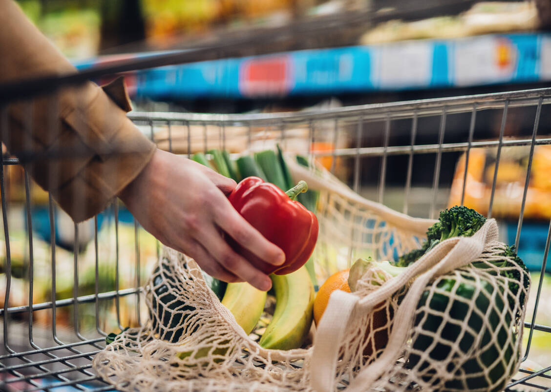 Gemüse landet bei den Deutschen seltener im Einkaufswagen, als es eine Ernährung nach den Empfehlungen der »Planetary Health Diet« vorsieht. / Foto: Getty Images/Oscar Wong