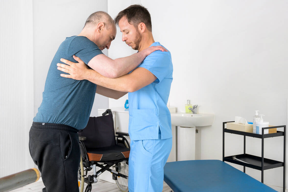 Physio- und oft auch Ergotherapie gehören zum Therapiespektrum bei Multipler Sklerose immer dazu. Die medikamentösen Optionen haben in den letzten Jahren erhebliche Fortschritte gemacht. / Foto: Adobe Stock/herraez
