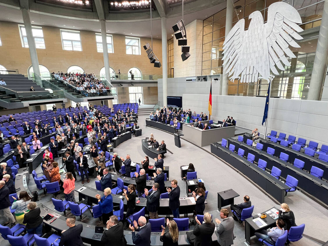 Der Bundestag hat am heutigen Donnerstagnachmittag das GKV-Finanzstabilisierungsgesetz beschlossen, das einen erhöhten Kassenabschlag für Apotheker vorsieht. / Foto: IMAGO/Political-Moments