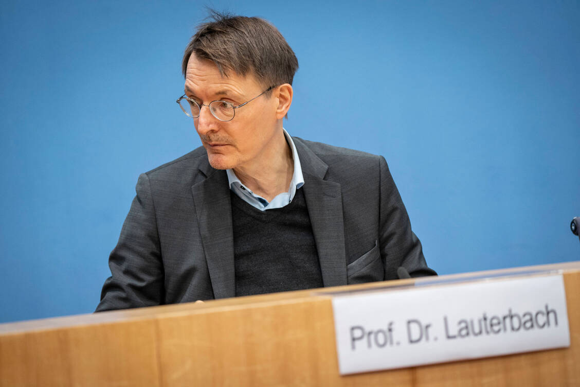Bundesgesundheitsminister Karl Lauterbach hat die Krankenkassen gebeten, bei Rezeptur-Verordnungen für Kinderarzneimittel auf die Wirtschaftlichkeitsprüfung zu verzichten. / Foto: IMAGO/Chris Emil Janßen