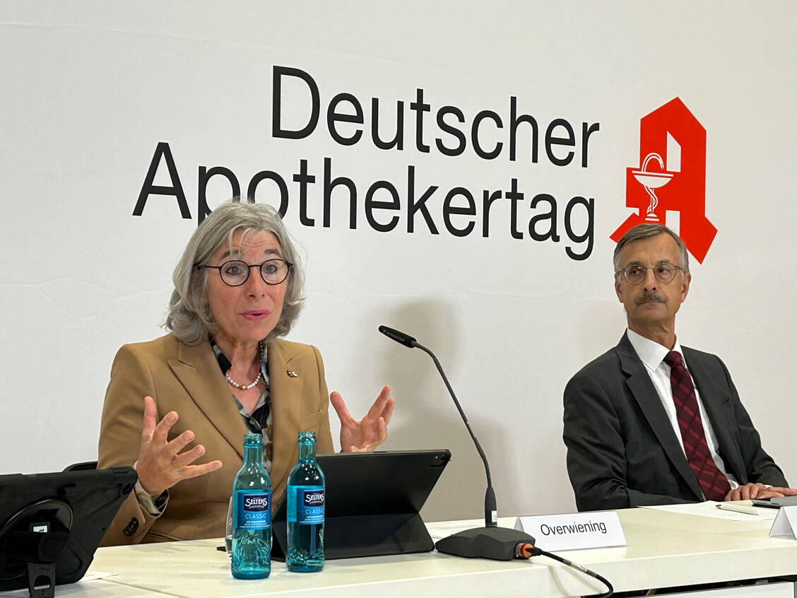 ABDA-Präsidentin Gabriele Regina Overwiening und ABDA-Hauptgeschäftsführer Sebastian Schmitz haben die Ergebnisse des aktuellen Apothekenklima-Indexes präsentiert. In diesem Jahr gehen viele Inhaberinnen und Inhaber davon aus, dass sich die Lage für die Branche deutlich verschlechtern wird. / Foto: ABDA