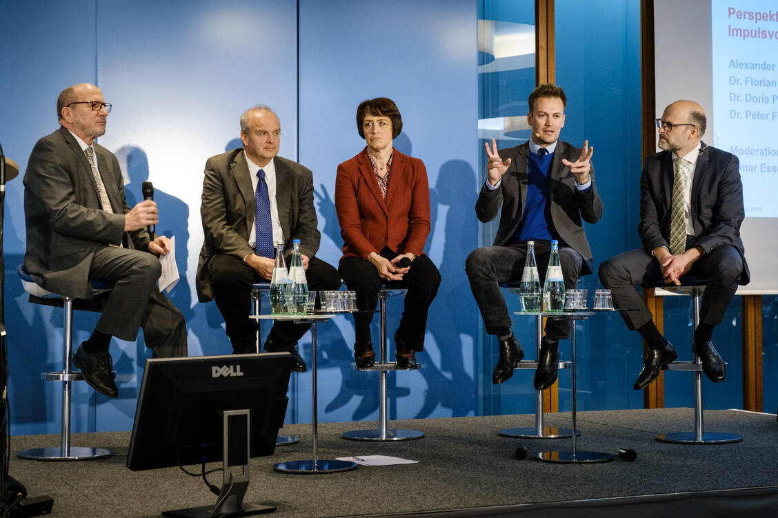 Sie nahmen beim DAV-Wirtschaftsforum die Perspektiven der Digitalisierung unter die Lupe: Moderator Elmar Esser, Peter Froese (Arbeitsgemeinschaft Digitalisierung der ABDA), Doris Pfeiffer (GKV-Spitzenverband), Florian Fuhrmann (KV Telematik) und Alexander Beyer (Gematik). / Foto: PZ/André Wagenzik