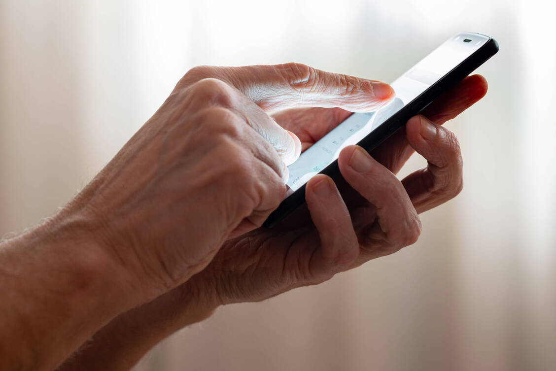 Viele öffentliche Apotheken bieten ihren Kunden mittlerweile den digitalen Einlöseweg von E-Rezepten per Smartphone an. An diesem Markt will nun auch das Unternehmen Cherry teilhaben. / © IMAGO/imagebroker