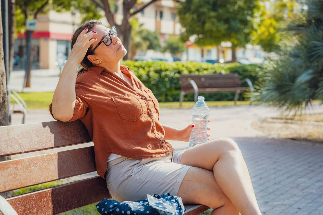 37 Prozent der kürzlich befragten Frauen sagten, sie hätten in diesem Jahr bereits hitzebedingt gesundheitliche Probleme wie Abgeschlagenheit, Kreislaufprobleme oder Schlafstörungen gehabt. / © Getty Images/fcafotodigital/Carlos Gawronski